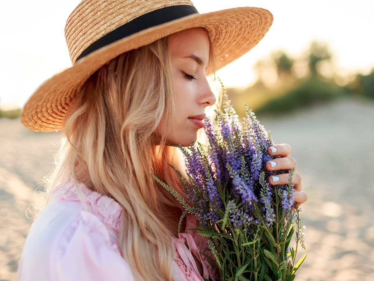 Jeune femme avec des fleurs.