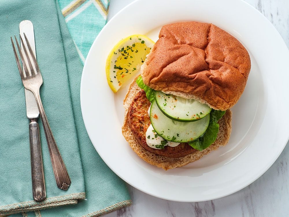 Une délicieuse recette santé de burger au saumon.