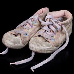 2. Emballer les chaussures des enfants