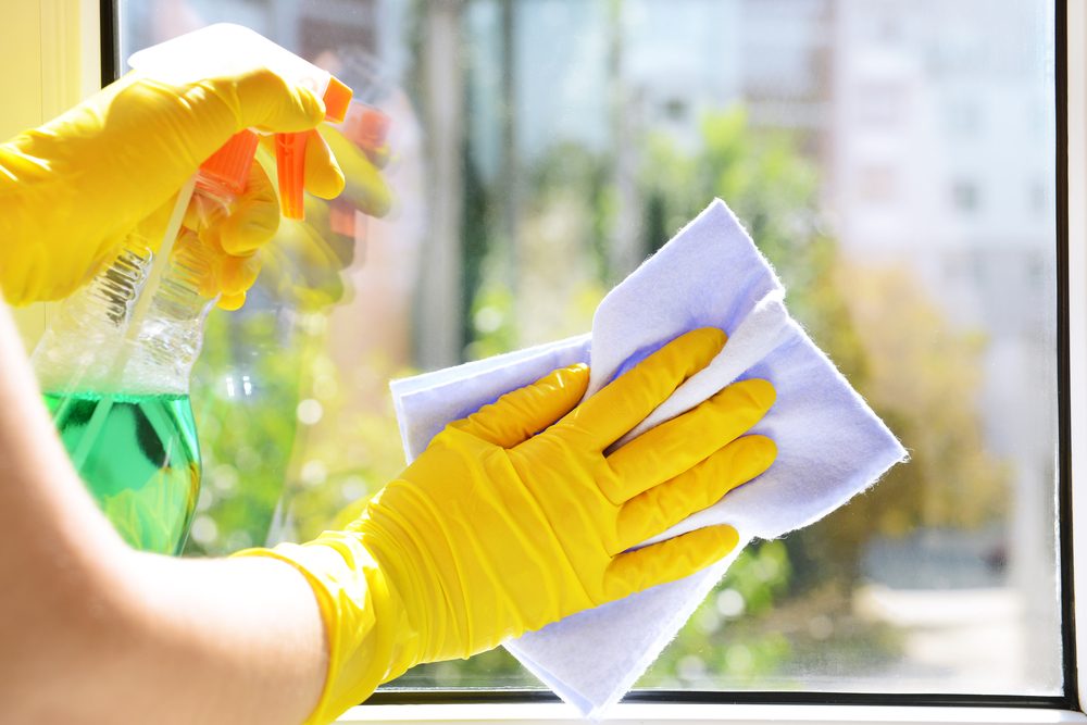9 astuces de grand-mère pour nettoyer les vitres sans traces - Mamie & Co