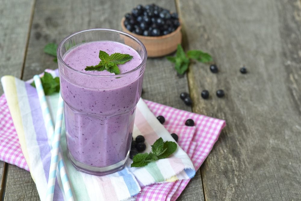 Un smoothie bleuets céleri.