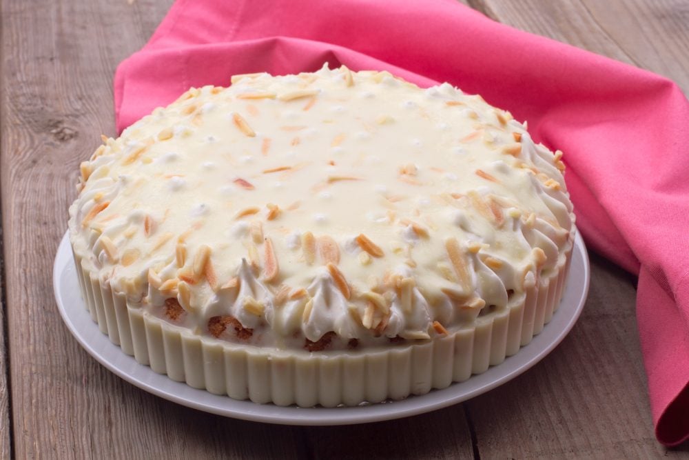 Une recette de gâteau étagé aux canneberges et Chantilly