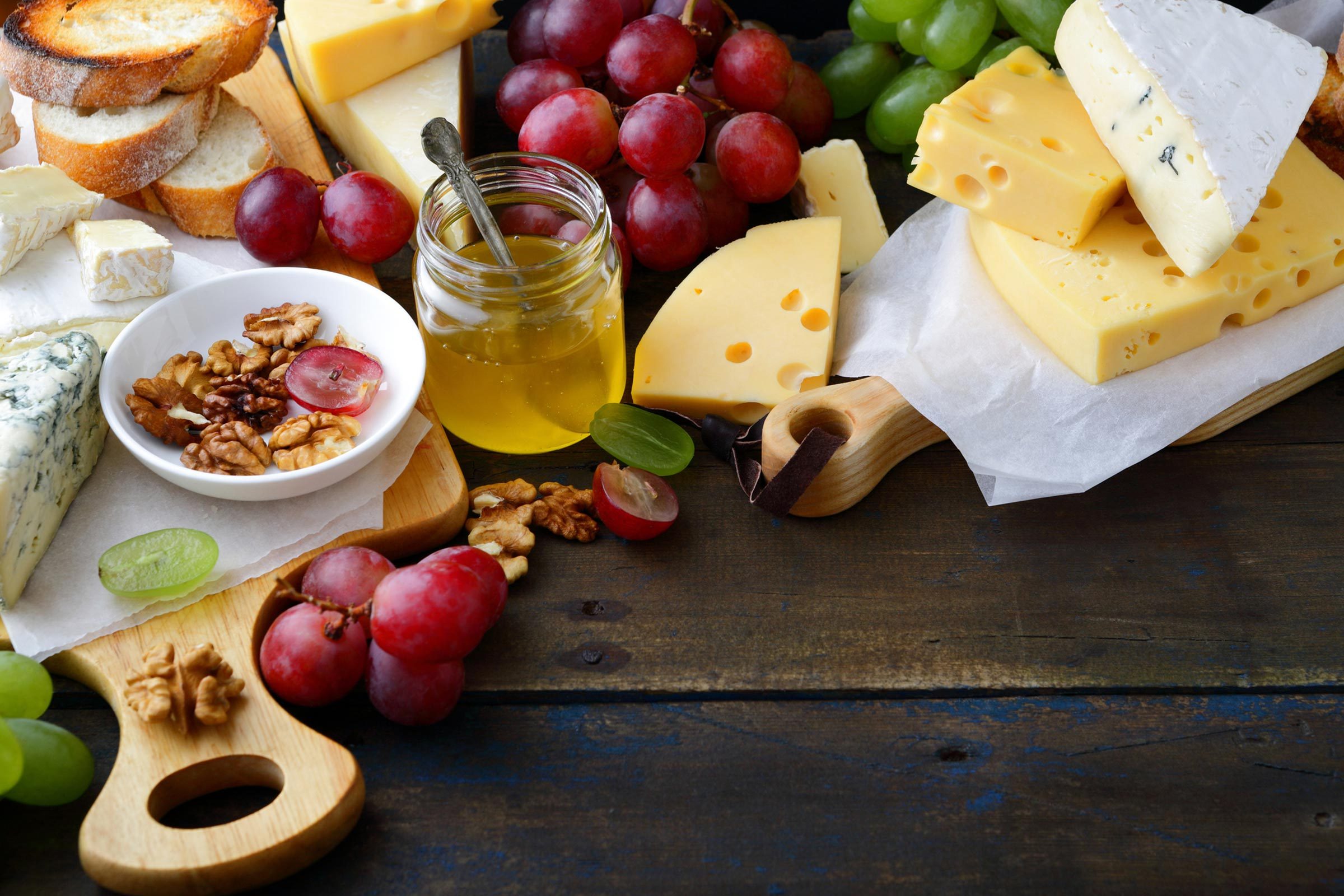 Du fromage avec quelques gouttes de miel et des noix de Grenoble est délicieux.