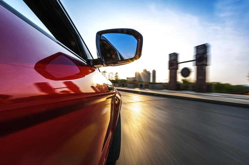 En voiture, ne roulez pas à côté d'un autre véhicule.