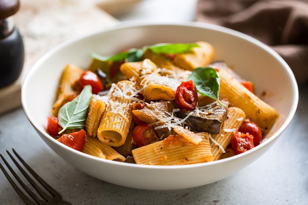 Recettes aphrodisiaques : Rigatoni rapini, tomates cerises et ail rôti.