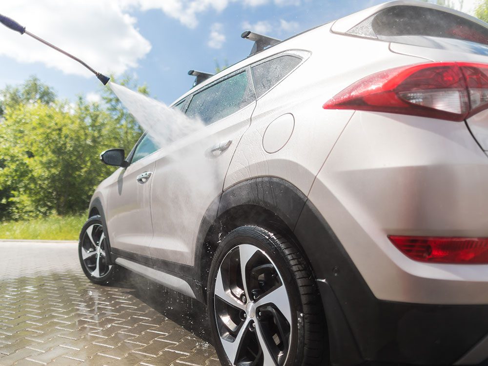 Laver sa voiture : quelle méthode choisir ?