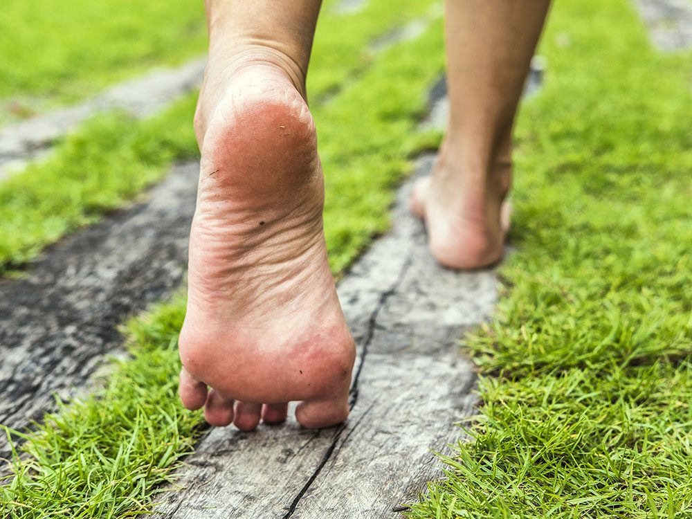 Marcher pieds nus: bon ou mauvais pour les pieds?