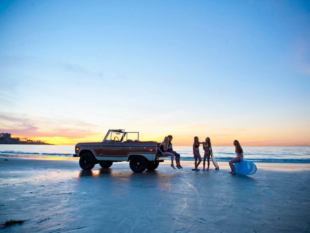 Des amis qui profitent d'une belle soirée au bord de la plage.