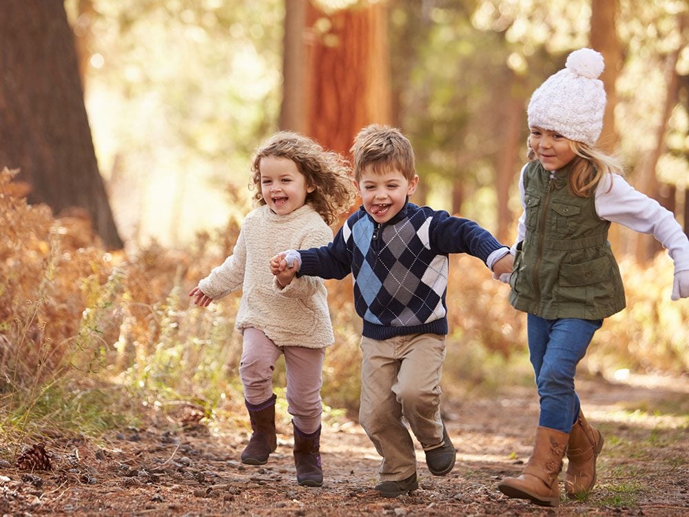 Frères et sœurs naissent dans la même famille, croyons-nous naïvement, mais ce n’est pas vrai.