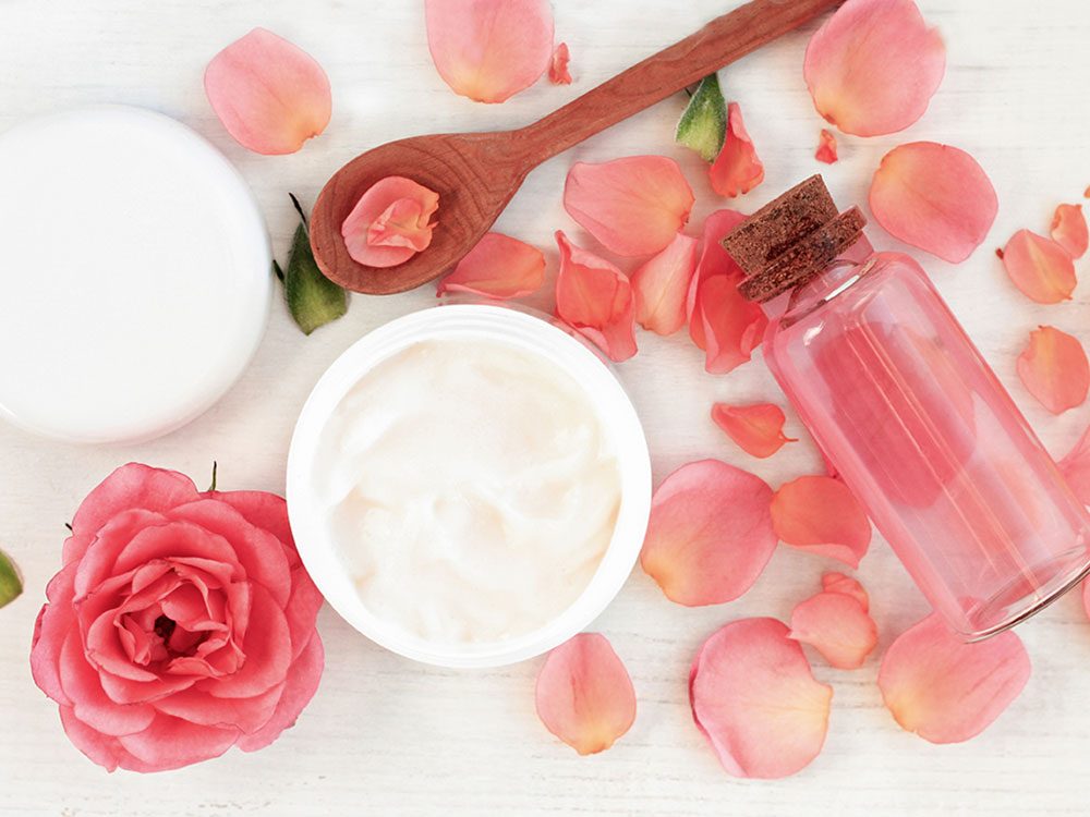 L'huile essentielle de rose est un très bon produit de beauté maison.