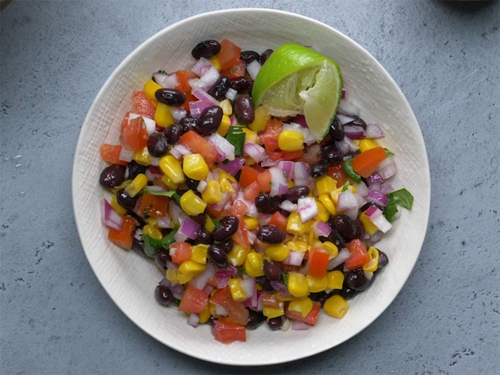 Salade de haricots noirs et de maïs.