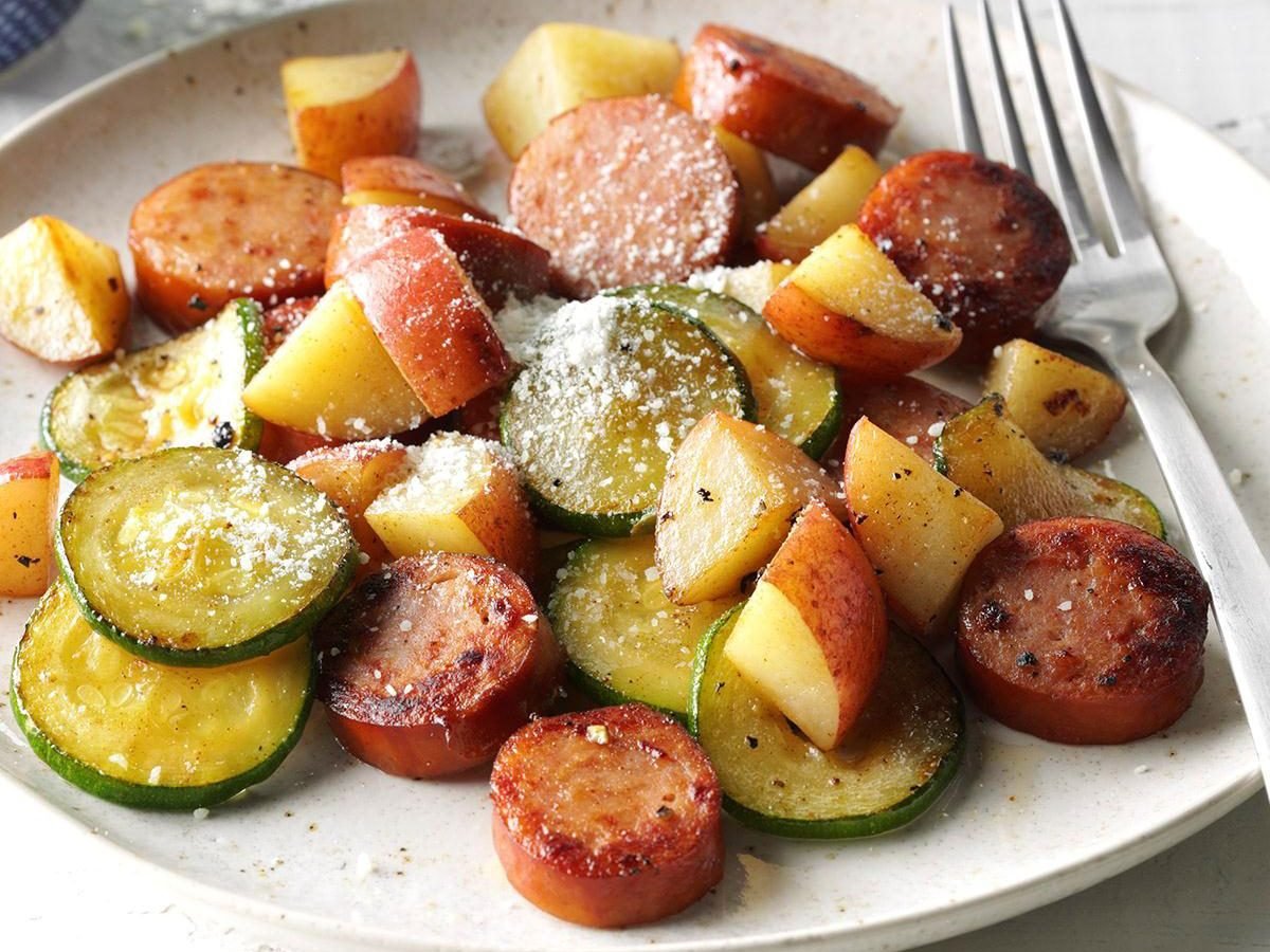 Souper de pommes de terre à la saucisse.