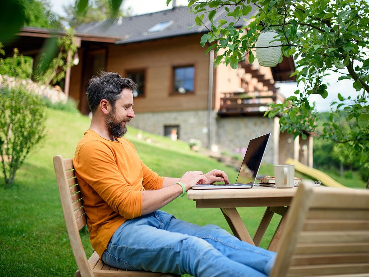 Mieux vaut avoir un bureau de travail en plein air.