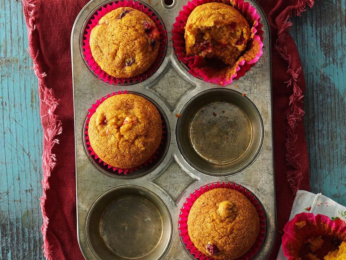 Recette de muffins à la citrouille et aux canneberges.