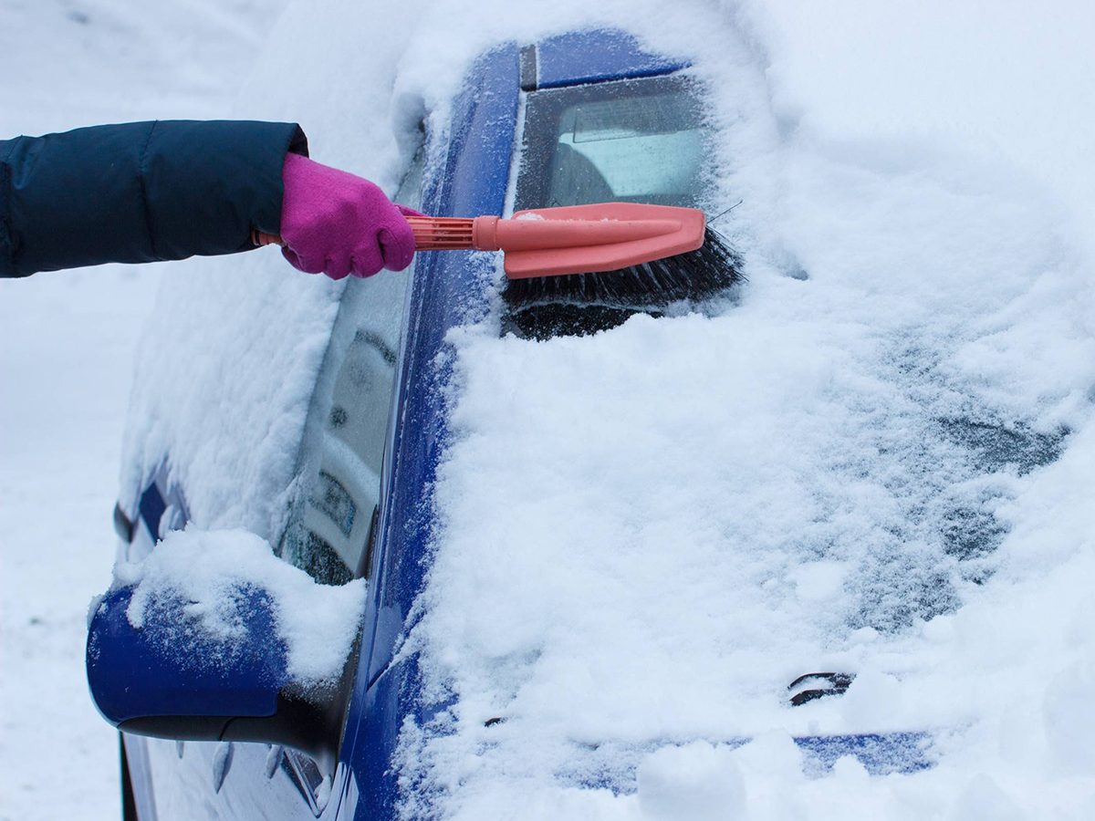 Comment enlever la neige sur une voiture ?