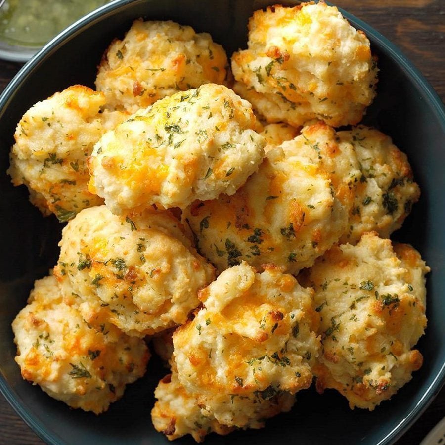 Recette réinventée de biscuits au fromage cheddar.