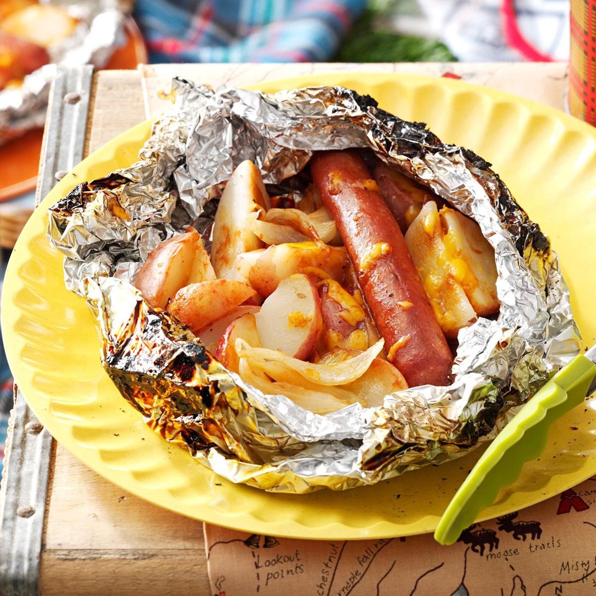 Papillote De Hot Dogs Et De Pommes De Terre.