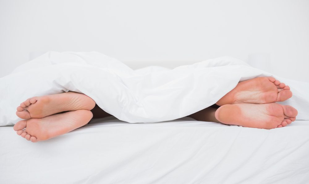 La position dos Ã  dos Ã©loignÃ©s est la position de sommeil la plus populaire chez les couples.