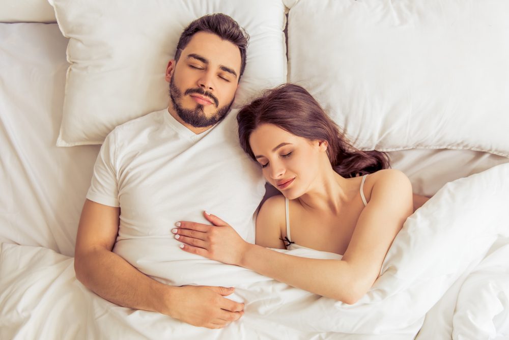 La position tÃªte sur la poitrine est souvent adoptÃ©e par les nouveaux couples.