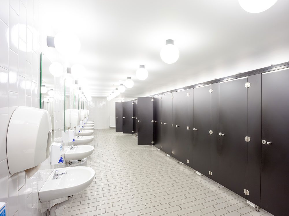 8 Rgles Non Dites Du Savoirvivre Dans Les Toilettes Publiques