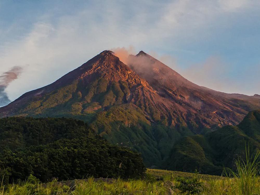 13 volcans en  activit  que vous pourriez vraiment visiter